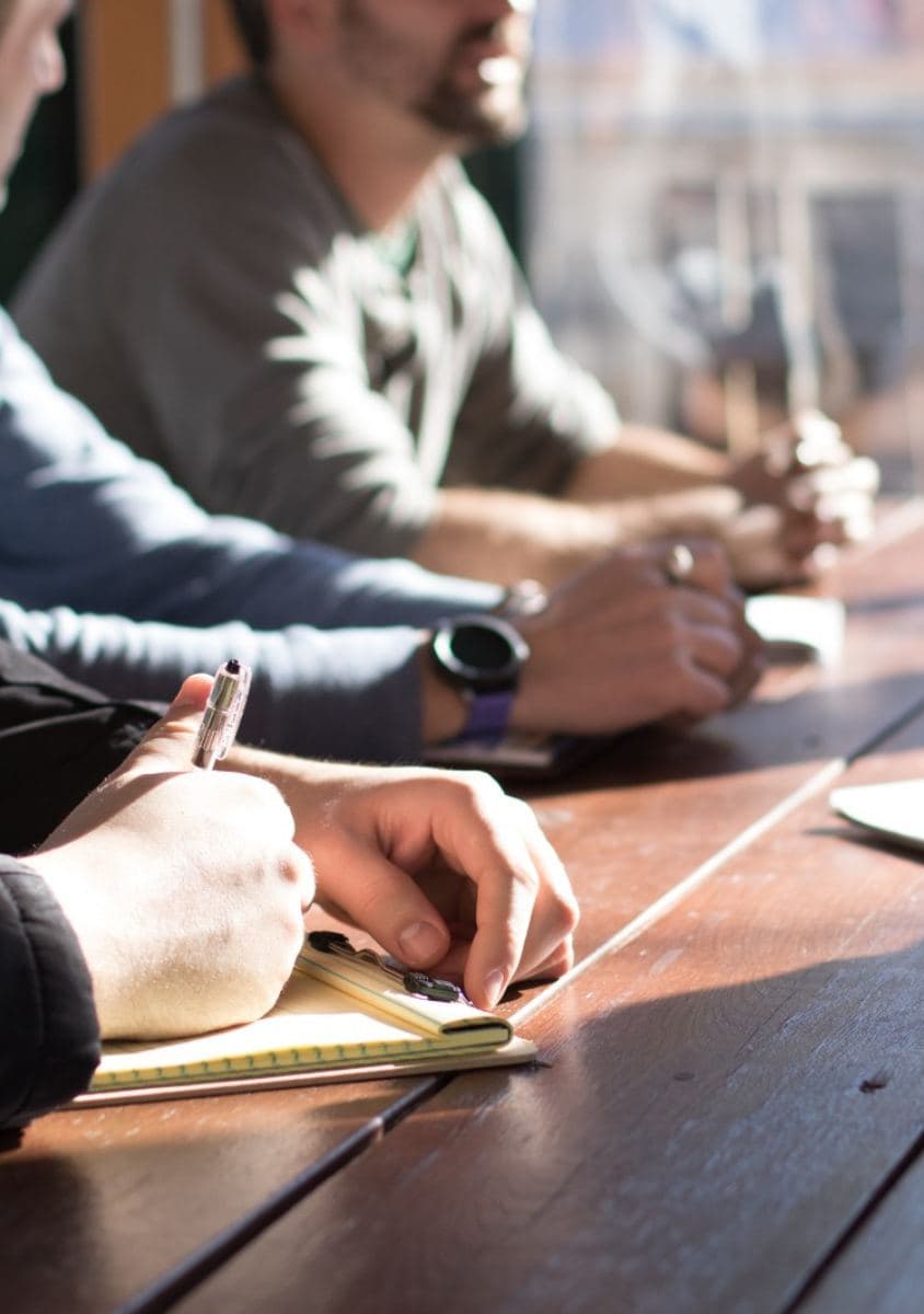 Profissionais em reunião de consultoria